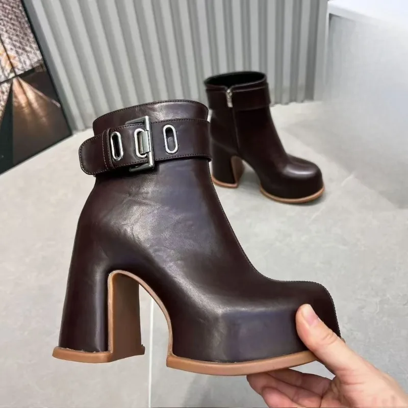 

Женские ботильоны на очень высоком каблуке с пряжкой на ремне, новинка 2023 года, модные ботинки из мягкой кожи на блочном каблуке, флисовые высокие каблуки