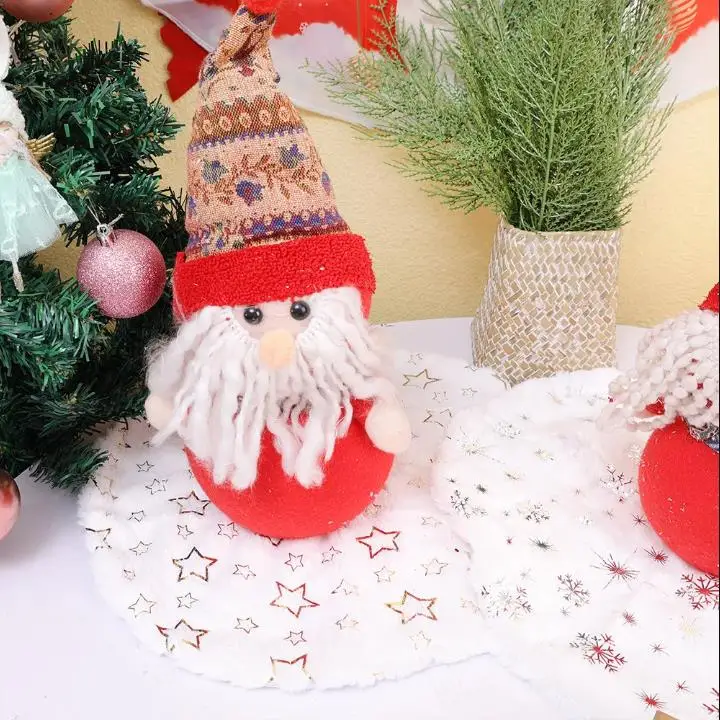 

Xmas Trees Skirts Base Cover New Year Ornaments 38cm Mini Christmas Tree Skirt White Plush Snowflakes Home Decoration Carpet