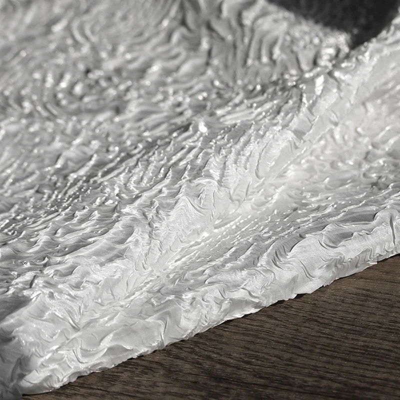 

Текстура водной рябью Яркая нерегулярная трехмерная тяжелая работа Прессованная плиссированная одежда Атласная трансформационная дизайнерская ткань