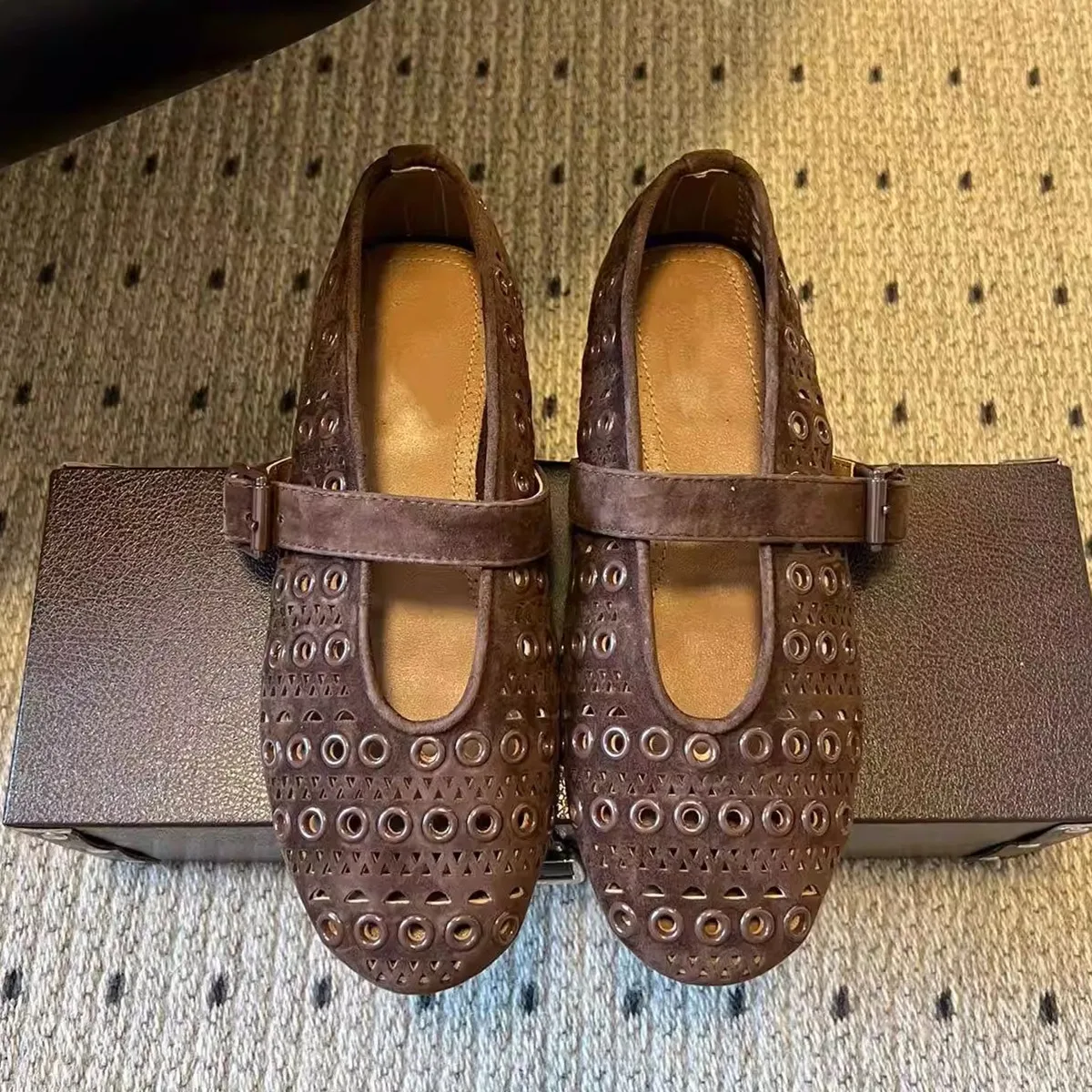 

Новые женские туфли Мэри Джейн из замши с перфорацией, дышащие, на плоской подошве, с одной застежкой, повседневные, весна-лето 2026