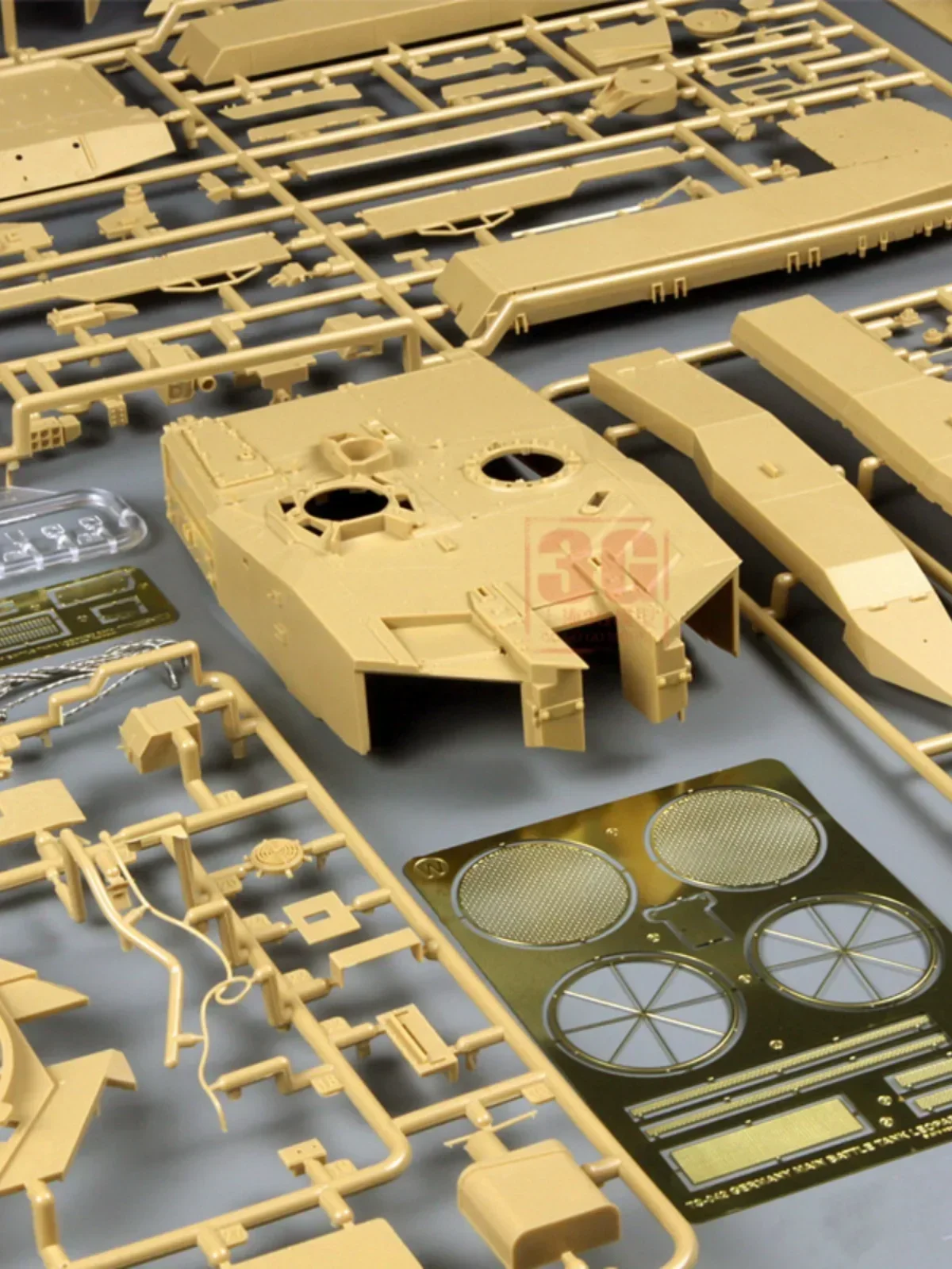 MENG Model TS-042 1/35  Leopard 2 A7+ German Main Battle Tank assembly Scale diy toys Model Kit