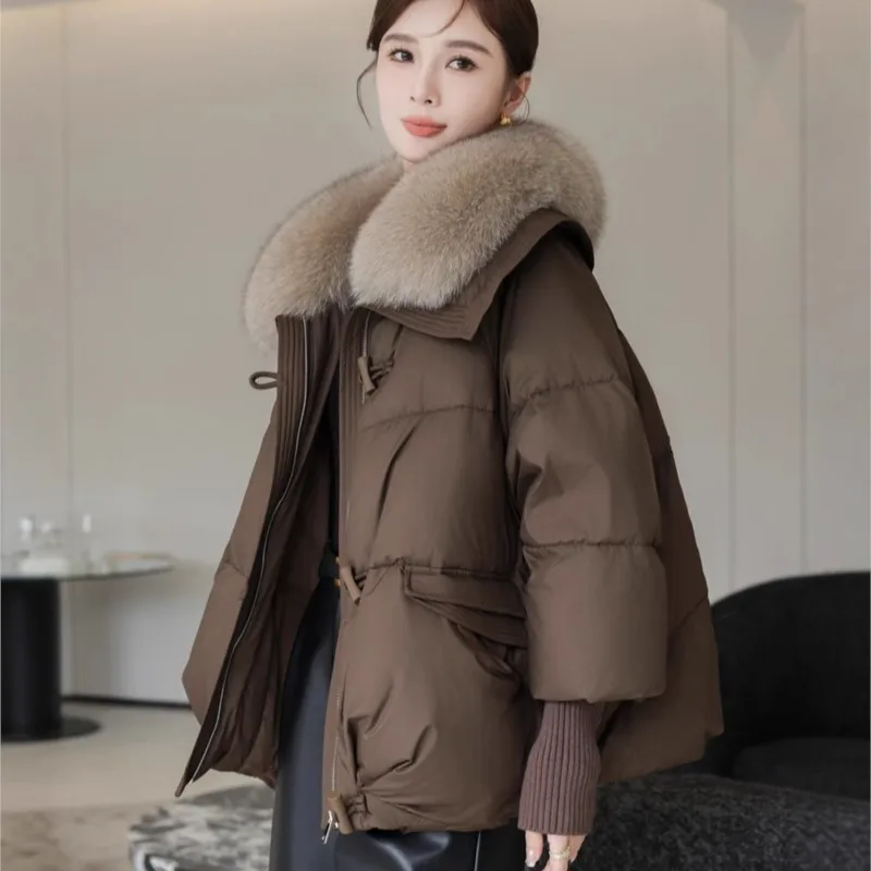 Piumino corto da donna in stile coreano invernale 2025 Cappotto caldo addensato con finiture in pelliccia Vestibilità ampia per l'uso piccolo e quotidiano