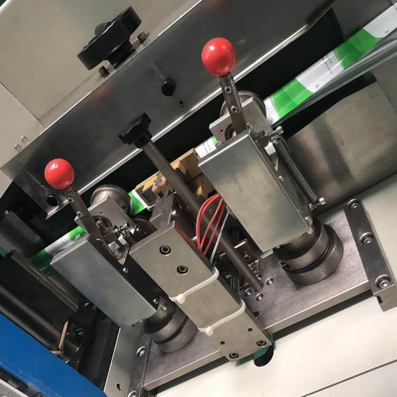 บะหมี่กึ่งสําเร็จรูปเครื่องบรรจุถุงหมอนแนวนอนอัตโนมัติอาหารขนมขบเคี้ยวเครื่องบรรจุสบู่ช็อคโกแลตสามารถปรับแต่งได้