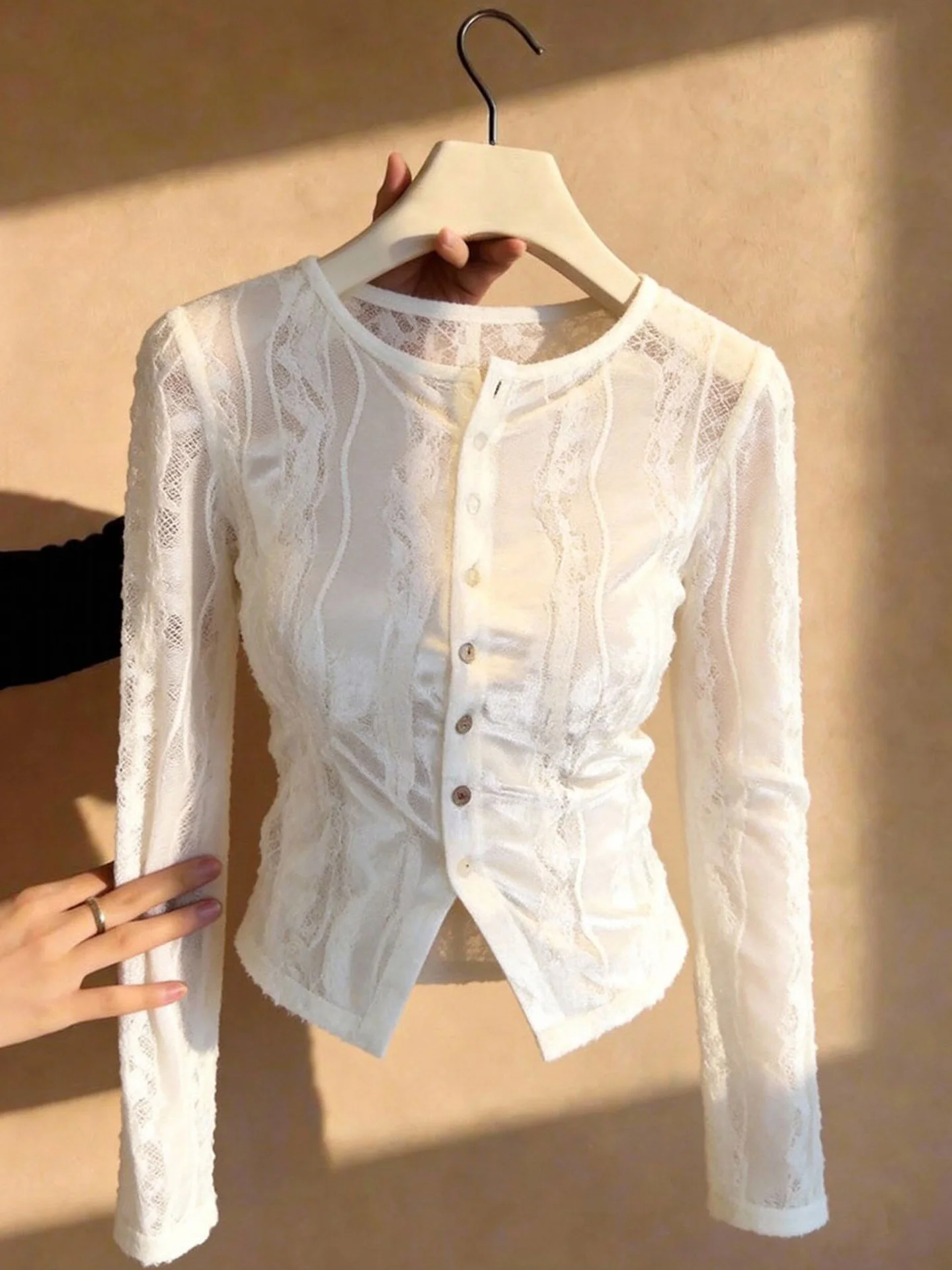 

Женская блузка в корейском стиле с одной пуговицей, кружевная, с длинным рукавом, приталенная, модная, универсальная, для офиса, весенняя, в стиле «нежный ветер»