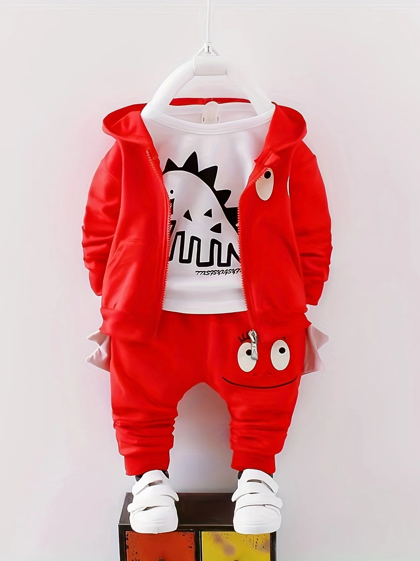 3-teiliges Dinosaurier-Outfit für Jungen, Kapuzenjacke mit Reißverschluss, Cartoon-Print, Innen-T-Shirt, Spikes-Dekor, elastische Bündchen, Jogginghose, Kinder-Trainingsanzug-Set – Detail 1
