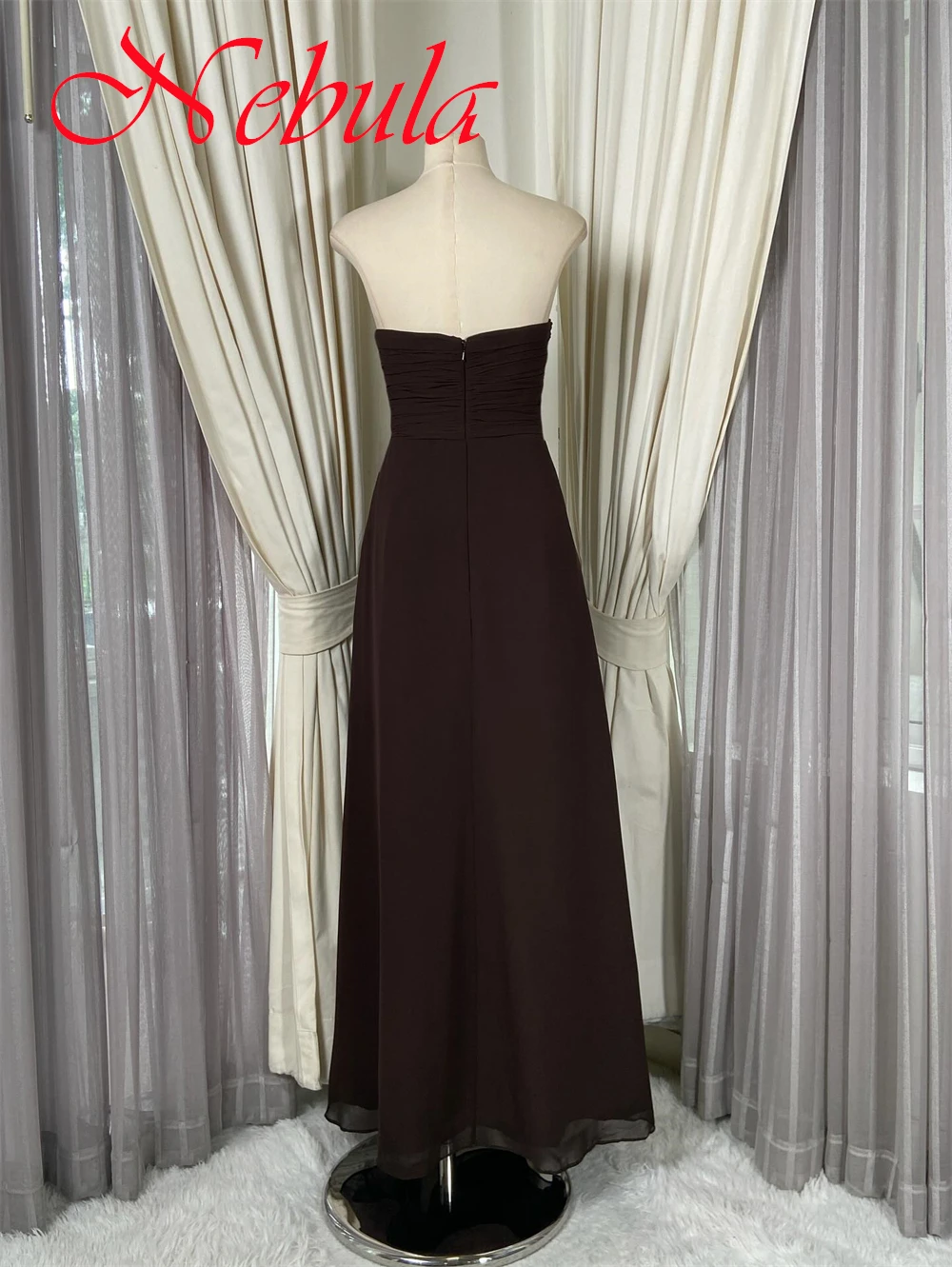 Maßgeschneidertes, hochwertiges Chiffon-Abendkleid in Braunheit, elegantes, anmutiges, trägerloses, ärmelloses Abendkleid, klassische Promi-Kleider