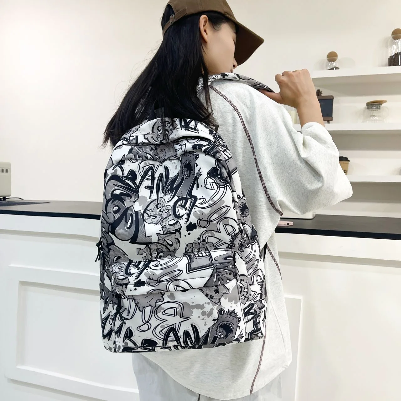 Zaino Graffiti alla moda Zaino per studenti adolescenti di grande capacità Zaino da viaggio popolare da strada per uomo e donna con stampa di lettere dei cartoni animati