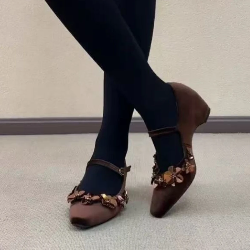 

Flower Women Shoes Mid Heels Pointed Toe Shoes Shallow Buckle Sandals Designer Pumps 2026 Summer Dress Party Femme Chaussures