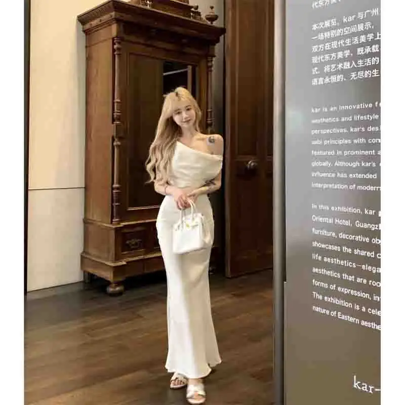 فساتين نسائية بدون أكمام فستان أحمر أنيق ربيعي من الساتان خط عنق مربع مطوي مبطن مطرز على الطراز الفرنسي نزهة ناعمة أنيقة