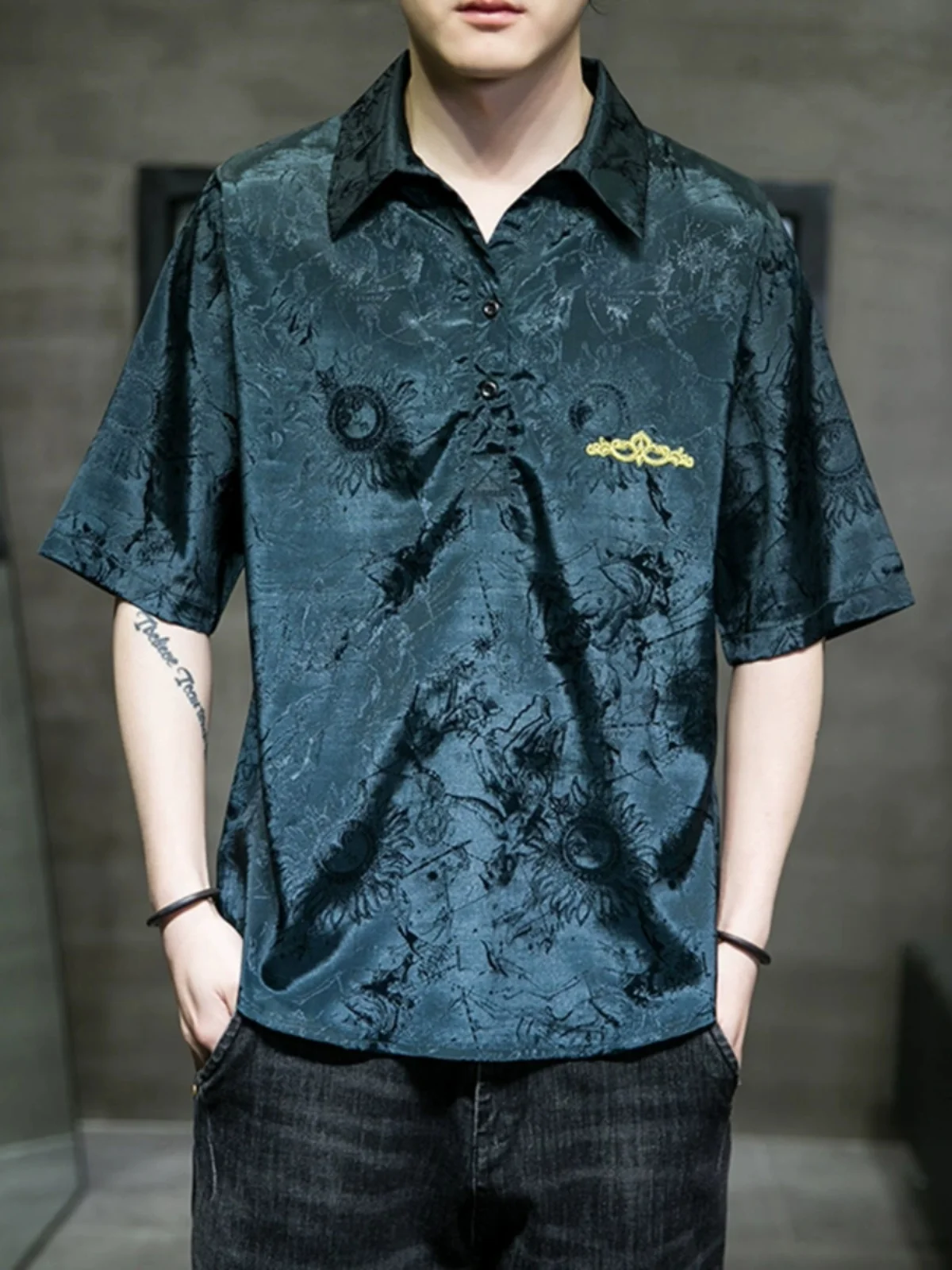 

Синий вышитый irt Мужской ort Sve Летний тренд Атласный цвет с отложным воротником Винтажная основа irt Свободный крой Youthfu...