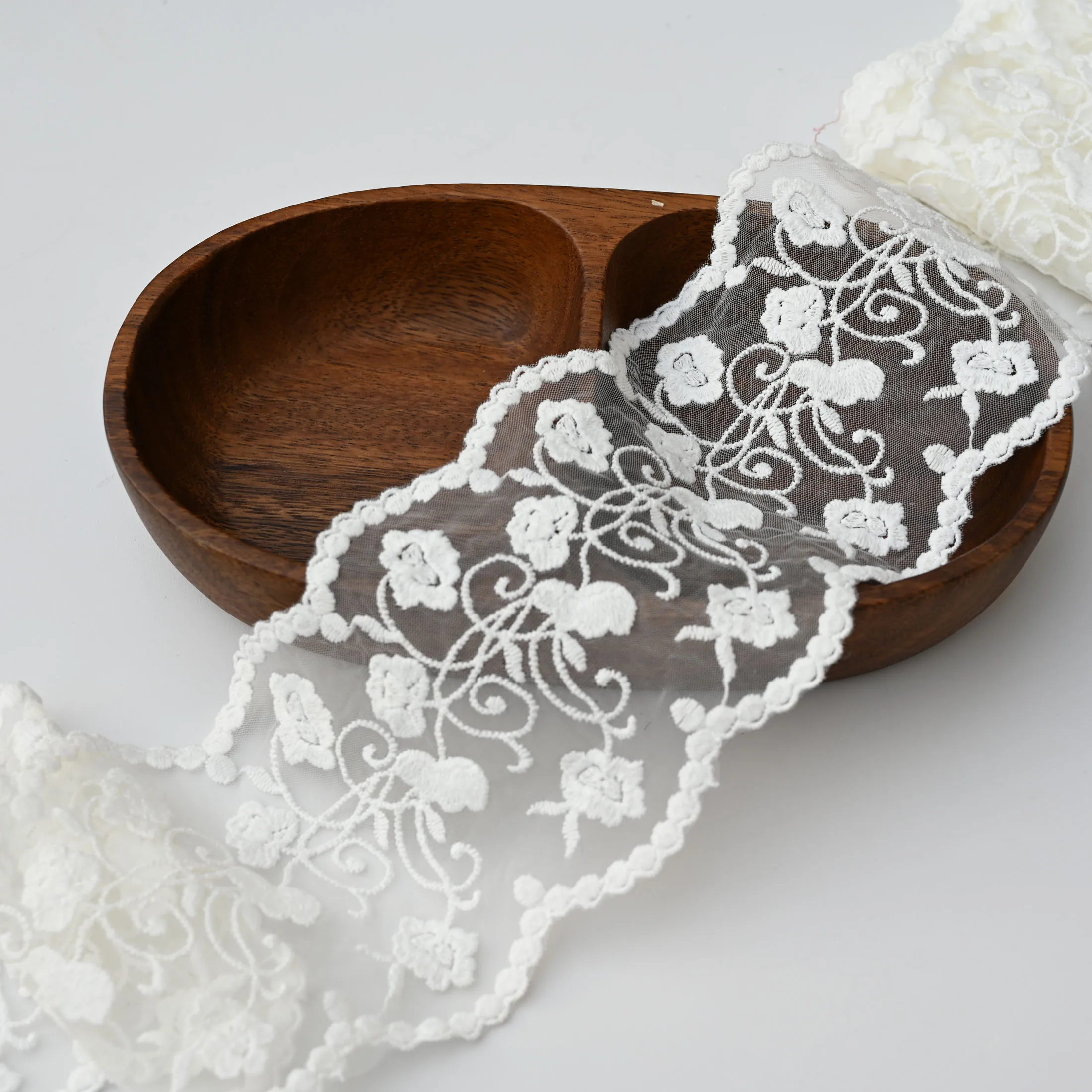 2 ярда белого кружевного шитья с вышивкой, идеального для рукоделия