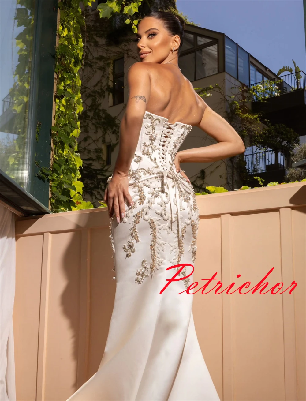 Personalizado de alta qualidade vestido de casamento de cetim branco temperamento sem alças vestidos de noiva capela trem sereia rendas até vestido de volta