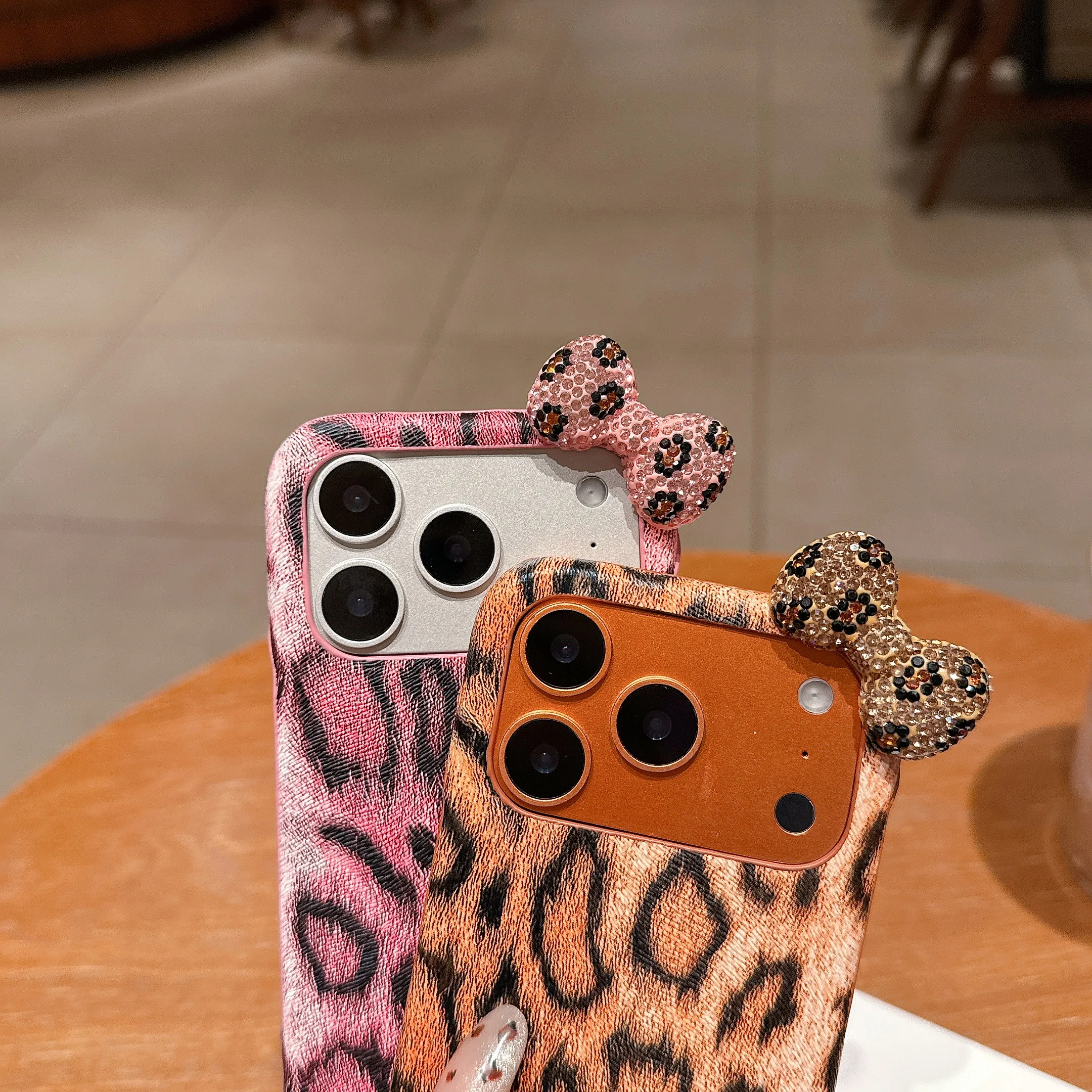 حافظة هاتف جديدة بفيونكة الفهد لعام 2025 مع حزام ليوبارد من القطيفة - غطاء من البولي يوريثان الناعم المقاوم للصدمات لهاتف iPhone 17 PRO/PROMAX #5
