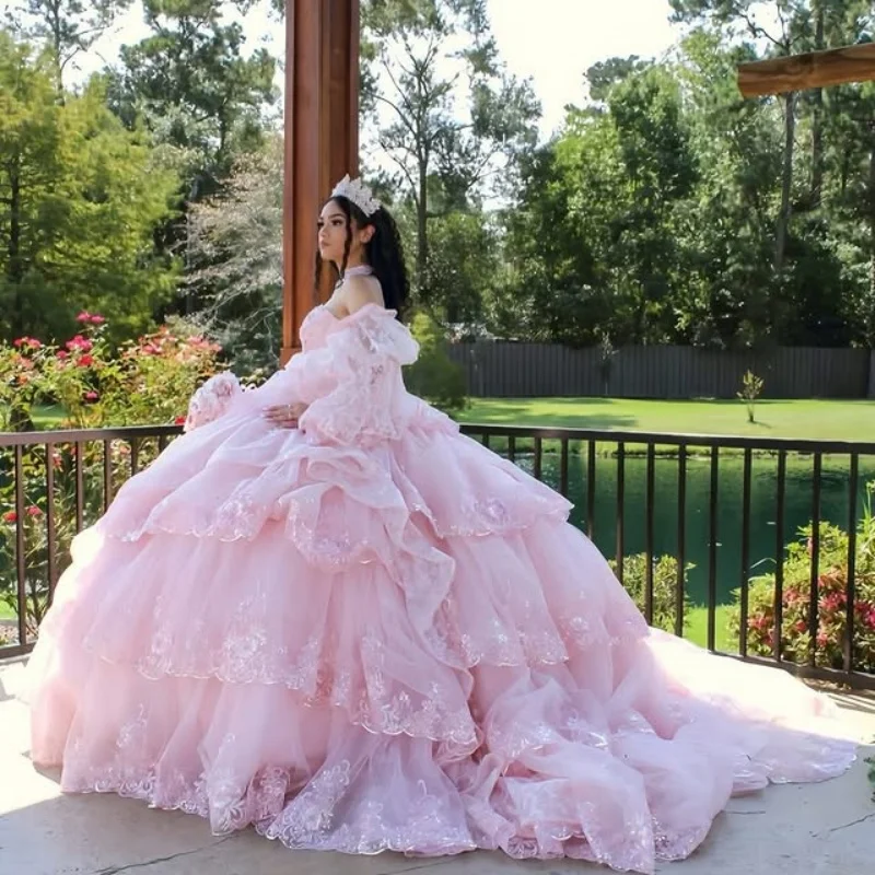 Glänzendes blaues Quinceanera-Kleid mit glitzerndem Kristall-Blumen-Aufkleber, Spitze, Schichtung, langer Schwanz, Schleife, Vestidos de 15-Quinceanera ﻿ Passen Sie an