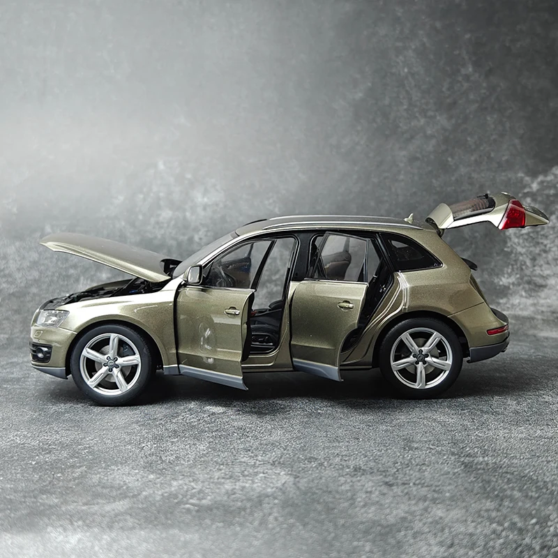 Audi Q5 SUV modelo de simulación completamente abierto de aleación, colección de juguetes decorativos para niños, regalos de vacaciones para niños, Original, 1/18