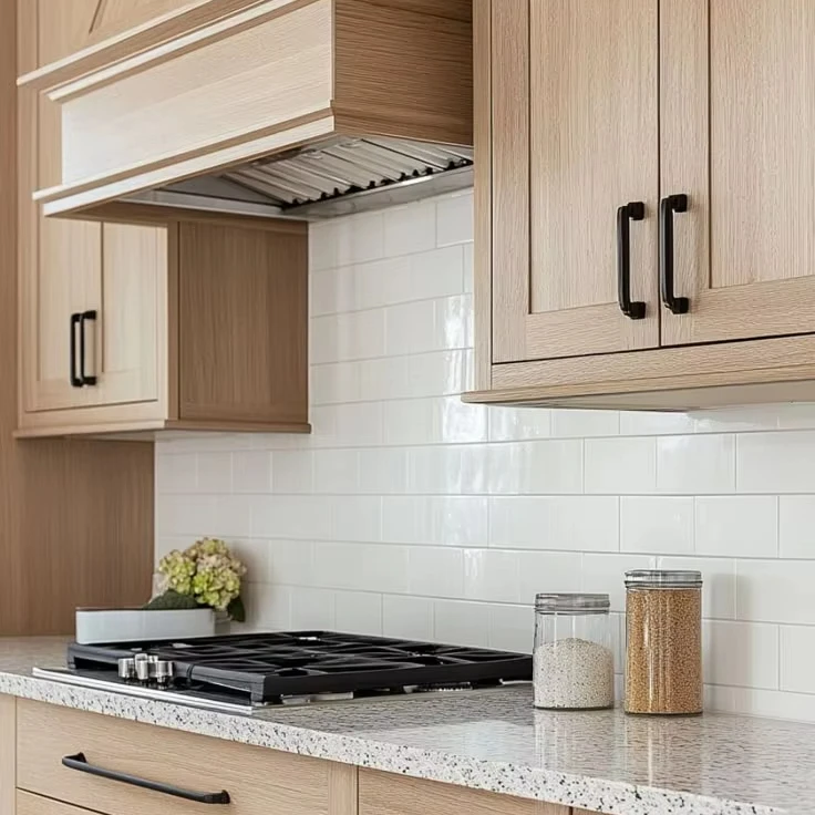 

Изготовление кухонных шкафов на заказ: Элегантный современный белый шкаф-купе из массива дерева