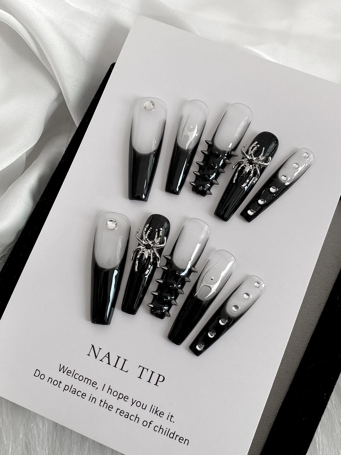 Gothic Black White Gradient Press On Nails,3D Silver Spider Rivet Fake Nails Long Coffin Nail Tips Halloween Party Nail Art