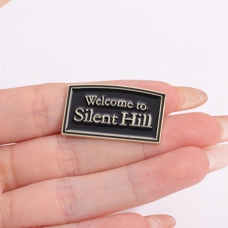 Bienvenido a Silent Hill Pin de esmalte juego de terror, broche de Anime genial, insignia de solapa, joyería inspirada, regalos para fanáticos,