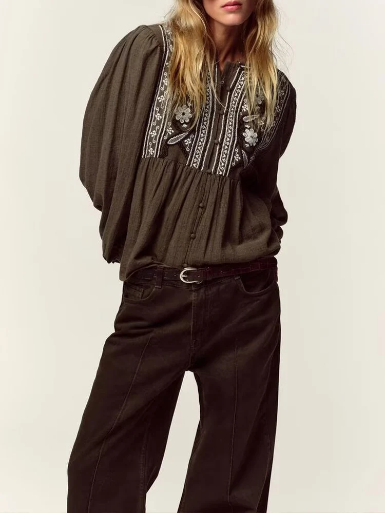 

European style new women's fashionable and versatile round neck long-sleeved shirt with embroidered chest.