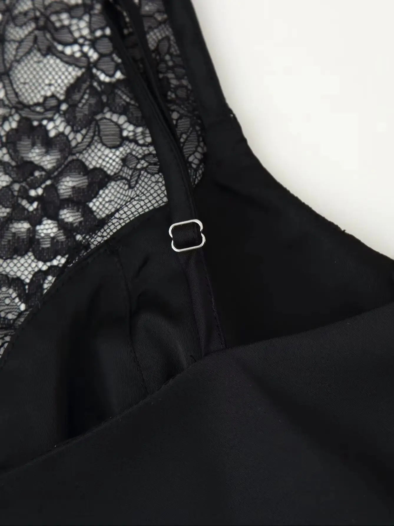 Damska europejska elegancka jedwabna satynowa koszulka na ramiączkach z koronką, vintage czarna bluzka z dekoltem w serek, na imprezę, z rozcięciem na plecach, bez rękawów.