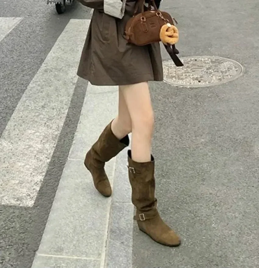 Herbstliche, runde Zehenpartie, hohe, minimalistische Stiefeletten mit stilvollem Gürtelschnallendesign. Vielseitige und praktische Westernstiefel. – Detail 9