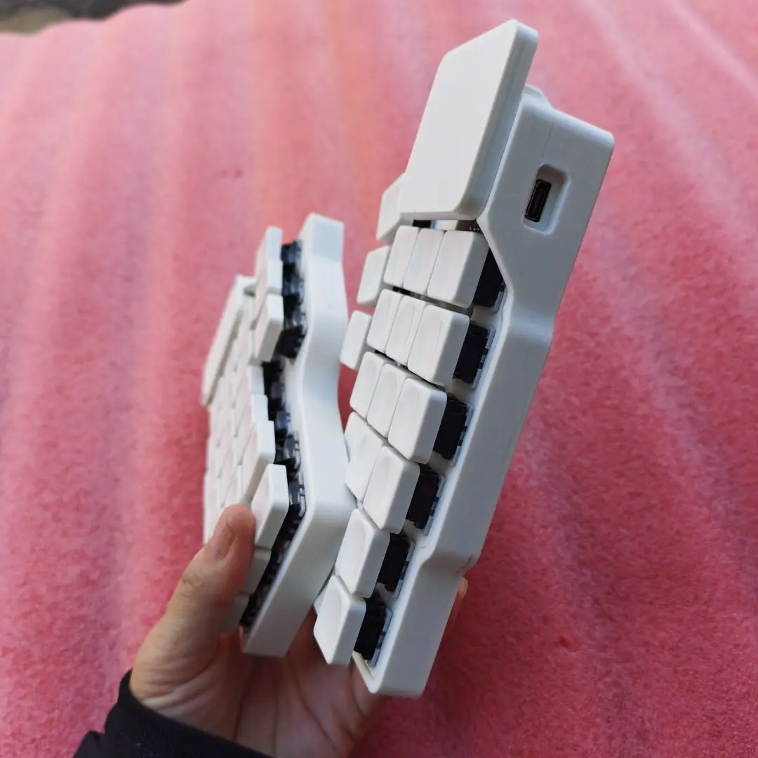 

НОВЫЙ комплект Corne V4.1 SplitKeyboard Kit с возможностью горячей замены, беспроводной Bluetooth, ZMK, DIY тачпад-мышь, аккумулятор 500 мА, эргономичный дизайн для MX