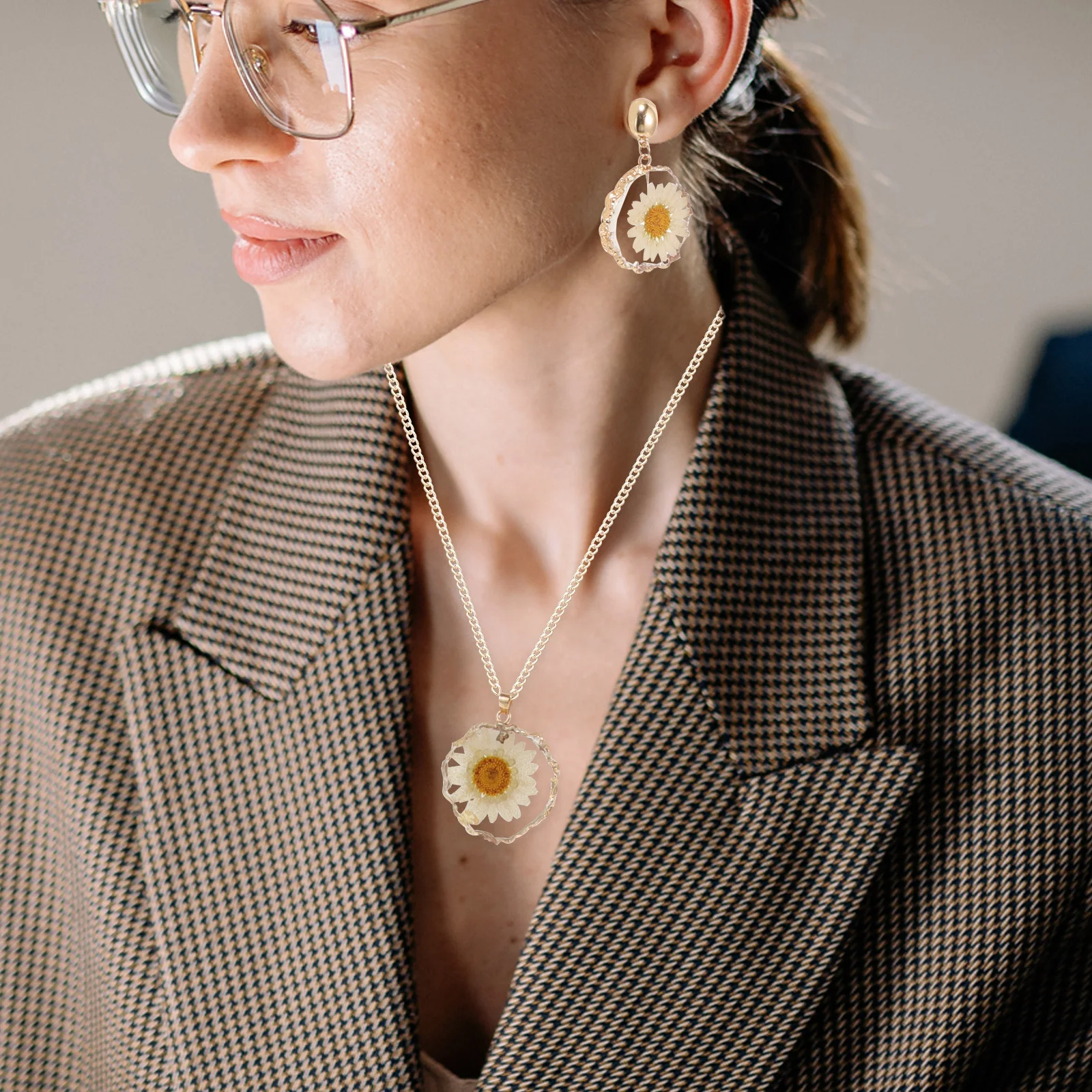 

1Set Necklace Earrings Set Daisy Flower Pendant Lightweight Elegant Jewelry for Women Daisy Necklace Flower Jewelry