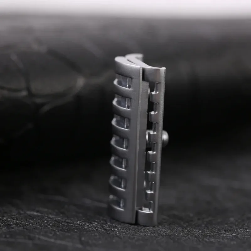 Yaqi 高品質安全かみそりヘッドメンズシェービングひげクロームカラー騎士ヘルメット新しいシェーバー交換アクセサリー