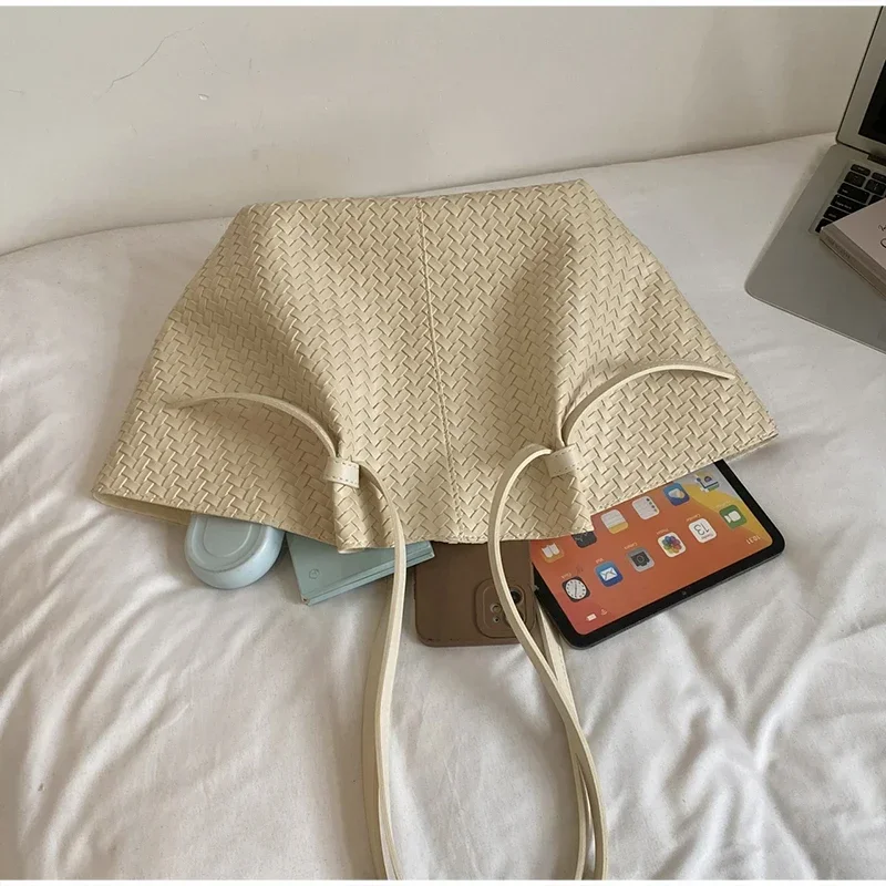 Strohgewebte Tragetasche im Wing-Stil, Designer-Umhängetasche für den Arbeitsweg, koreanische Sommer-Nischen-Handtasche mit großem Fassungsvermögen für Damen – Detail 6