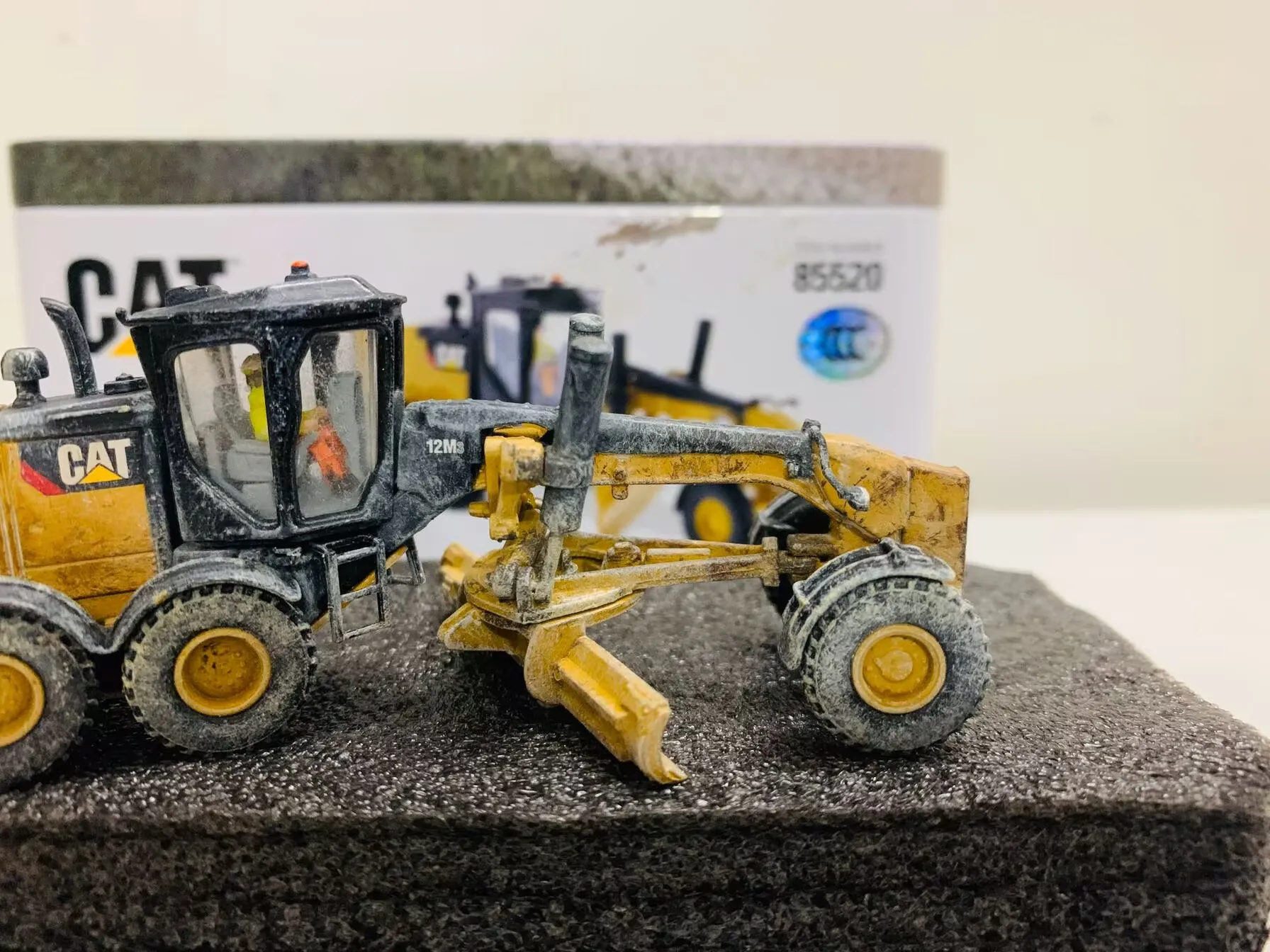 DM 12M3 Motor Grader Muddy Edition 1:87 Ho Scale Metal van DieCast Masters 85520 Collectible Model Nieuw in doos