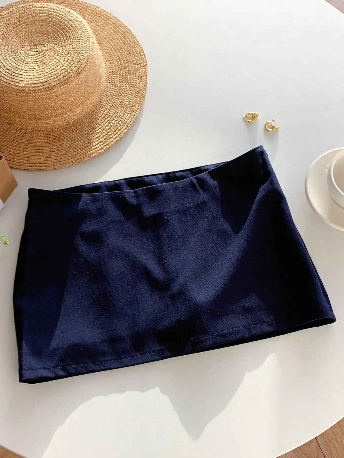 

Женская однотонная мини-юбка темно-синего цвета с низкой талией и атласным покрытием