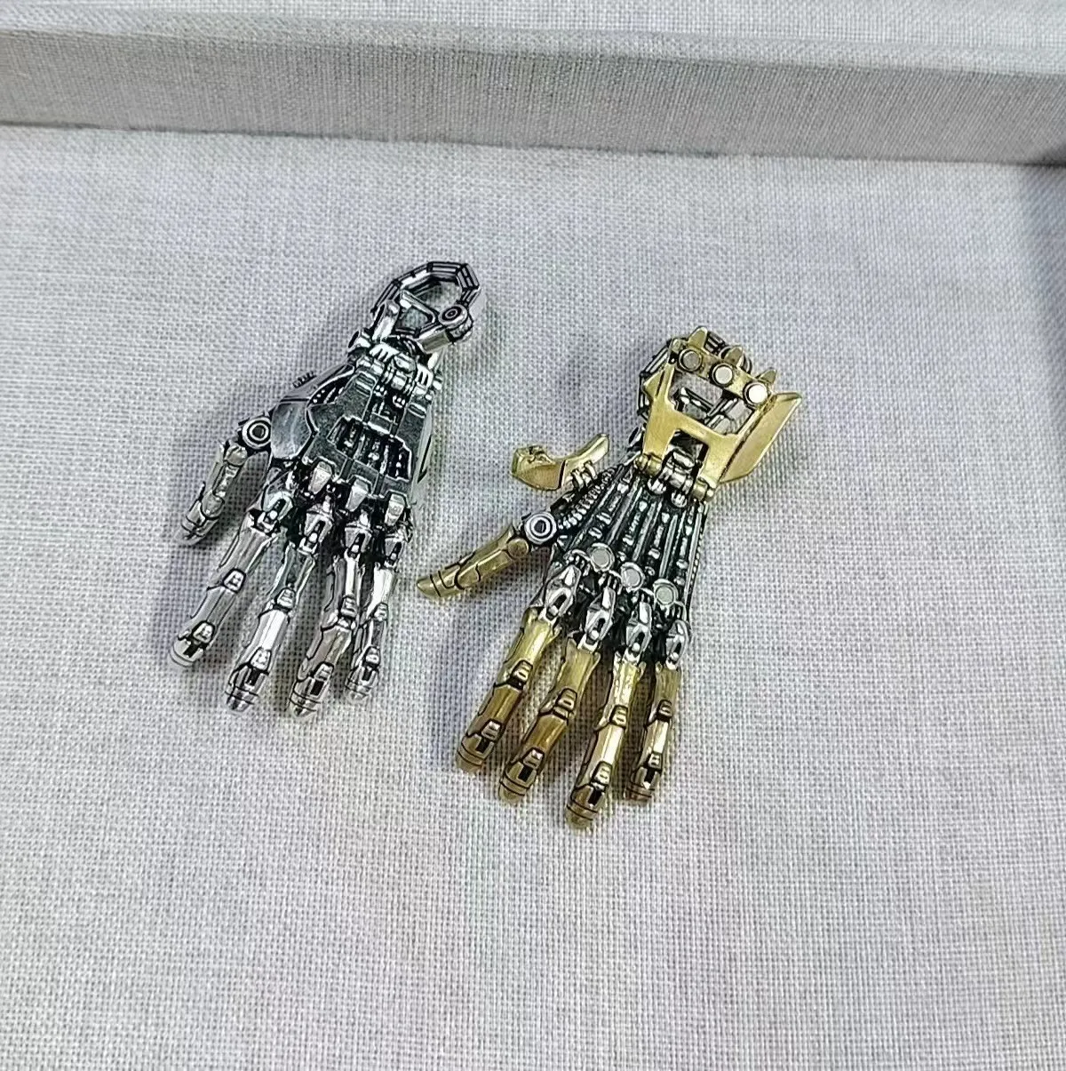 Mechanical Bionic Hand Pendant: Movable Fingers Steampunk Keychain