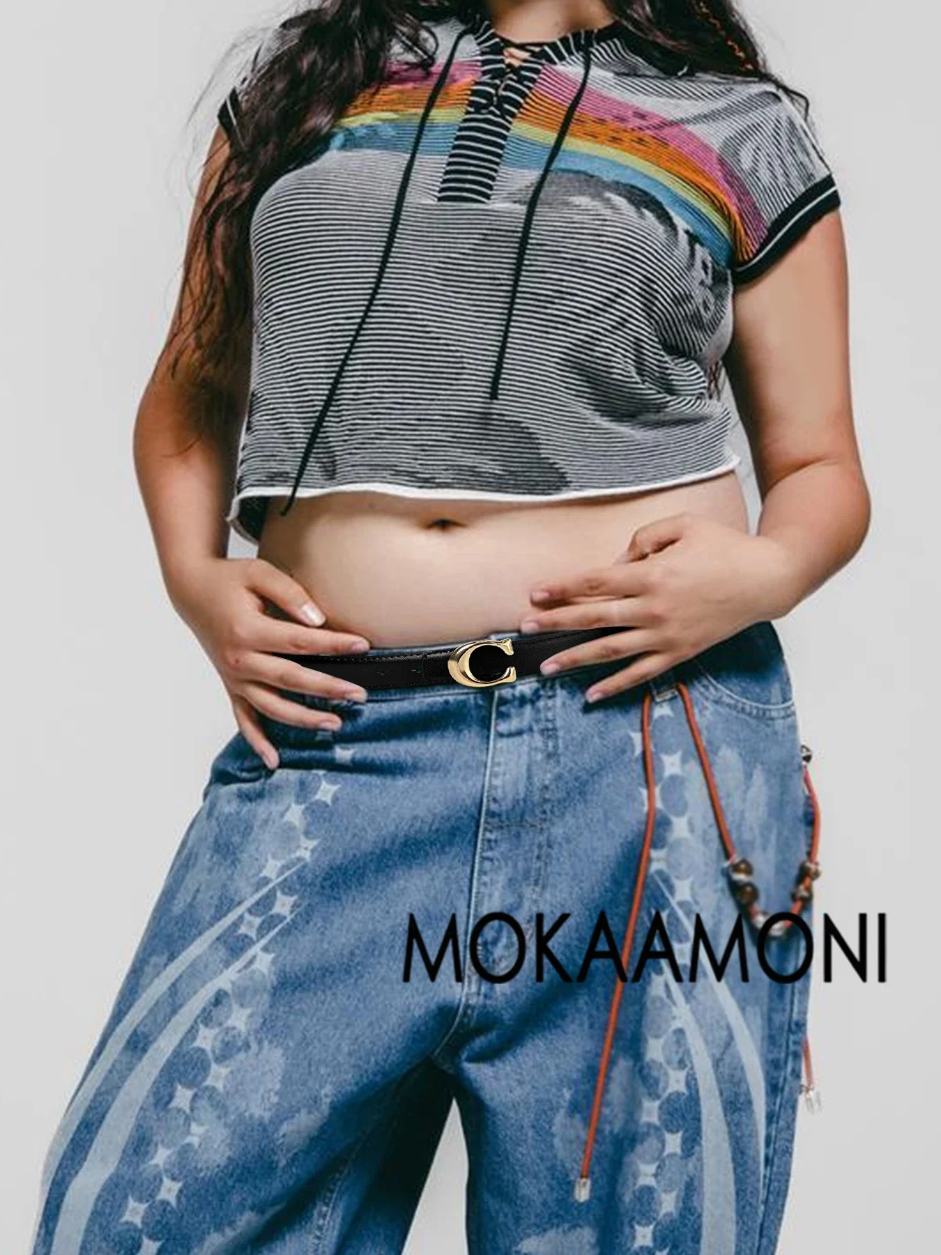 إبزيم سبيكة حرف C فضي اللون، حزام نسائي مصنوع من مادة البولي يوريثان المتينة. تتميز بتصميم أنيق وحديث