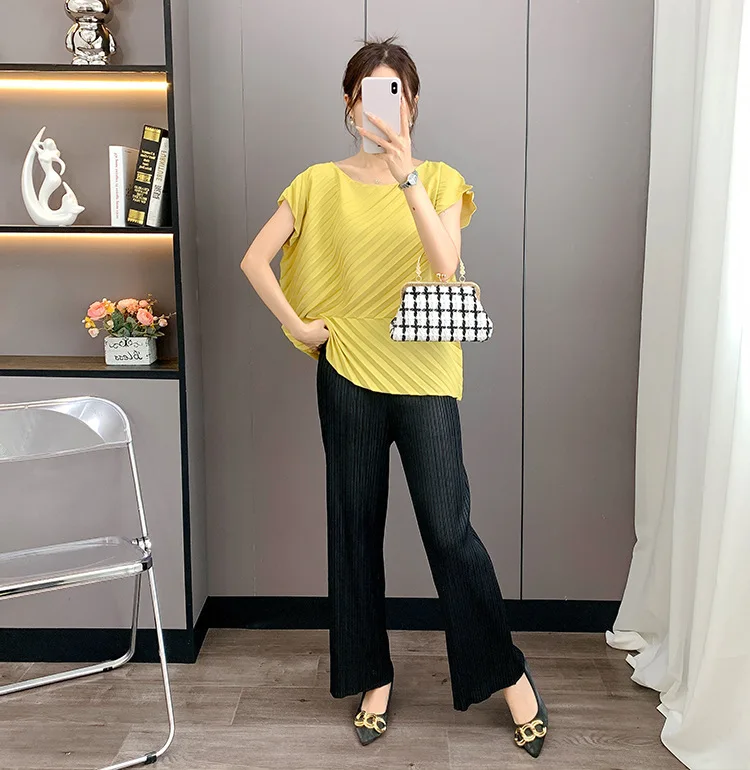 

YUDX Miyake Round Neck Fashion Casual Tops Pleated 2025 Summer New Handmade Pleated Short-sleeved Bottoming Shirt Loose T-shirt