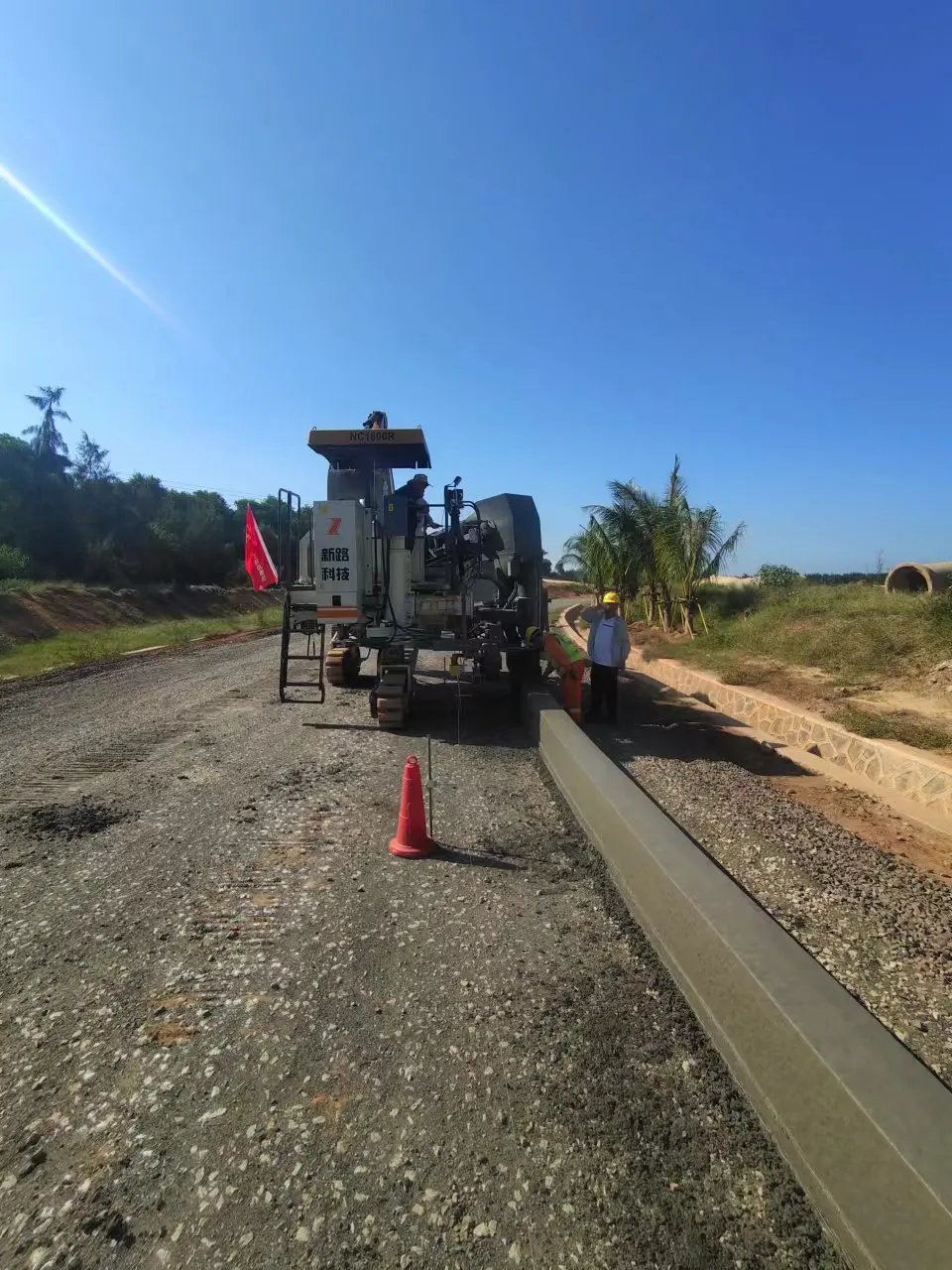 Concrete Slip Form Paver 3Track Curb Machine Concrete Slipform Paver Curbing Machine Concrete Kerb Machine