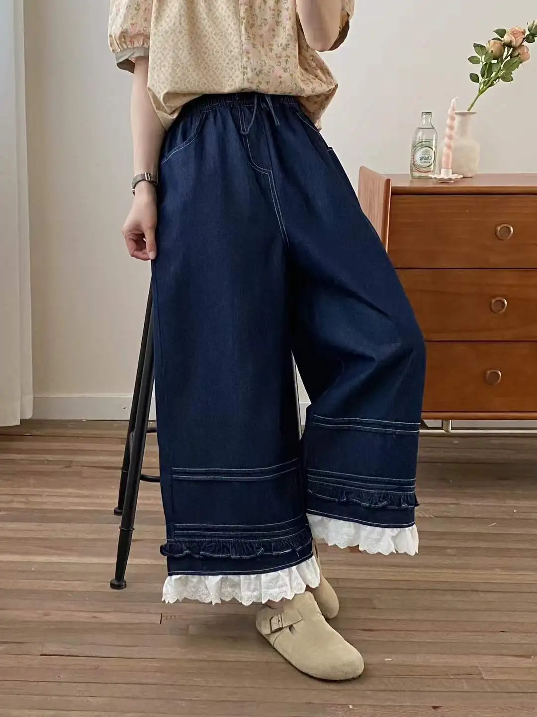 Celana Denim Katun Musim Gugur 2025 Terbaru, Wanita Pinggang Elastis Aksen Renda Patchwork, Gaya Mori Girl Prancis Awet Muda Model Kaki Lebar B59428CC