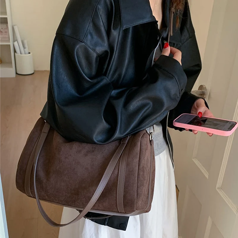 Damen-Handtaschen mit großer Kapazität, lässige Retro-Umhängetaschen aus Wildleder mit Reißverschluss, einfarbige Schultertaschen für den Alltag. – Detail 10
