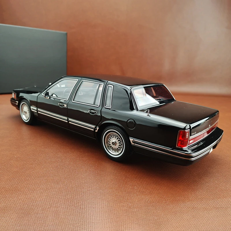 XiaoGuang Diecast Alloy 1:18 Scale Lincoln Town Limousine Cars Model Adult Toys Classics Souvenir Collection Gift Static Display