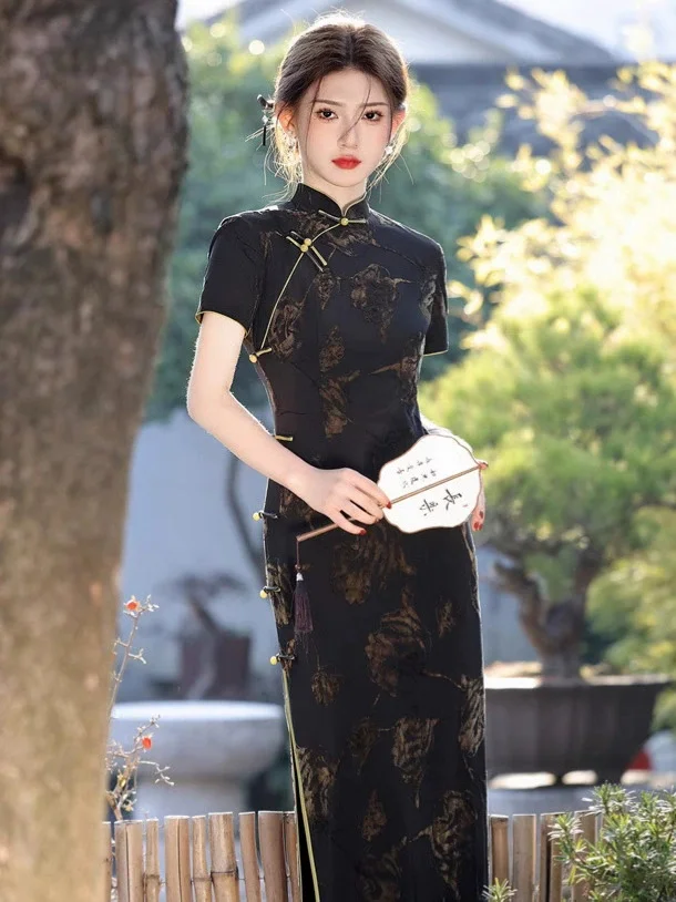 Qipao Wanita Hitam Slim dengan Kancing Samping Delapan Lapisan Panjang Tie Dyeing Plush Baru Musim Semi/Musim Panas 2025