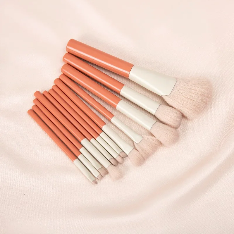 Hochwertiges 12-teiliges Make-up-Pinsel-Set aus synthetischem Haar in orange Farbe, mattsilberne flache Kunststoffpinsel für das Gesicht und das Auge