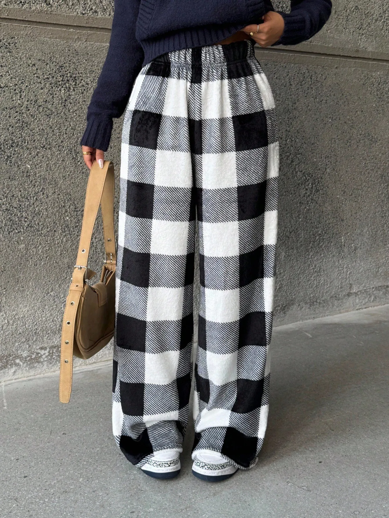 

Черно-белые широкие брюки в клетку с эластичным поясом