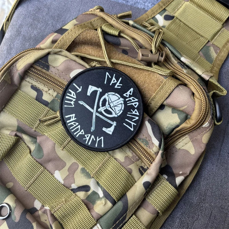 Parche táctico doble hacha – Insignia de moral con velcro para equipamiento - imagen 2