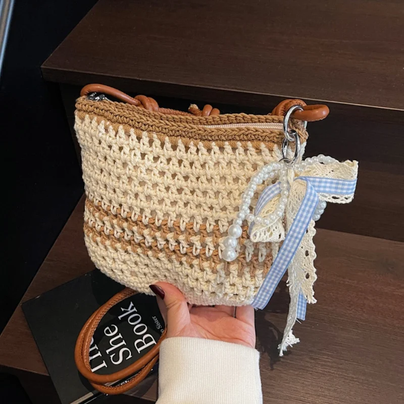 bolsa-de-ombro-boemia-de-croche-vazado-bolsa-de-mao-simples-e-elegante-com-pingente-de-laco-bolsa-tote-casual-versatil-bolsas-para-praia-e-ferias