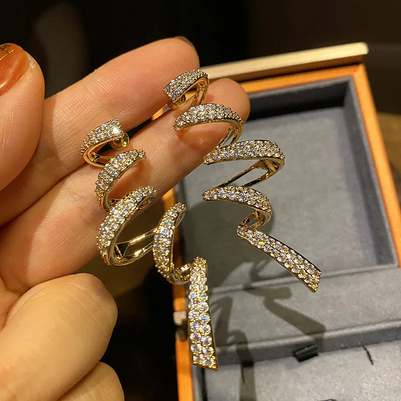 أقراط متدلية على شكل شريط دوار مبهر مع زركونيا مكعبة وإكسسوارات مجوهرات حفلات نسائية أنيقة وعصرية