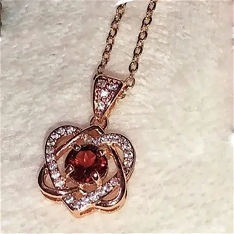 

Evan Sin, Desire and Song сочетается с ожерелья Лу Чен вокруг анимационной игры любви между подвесками в свет и ночью