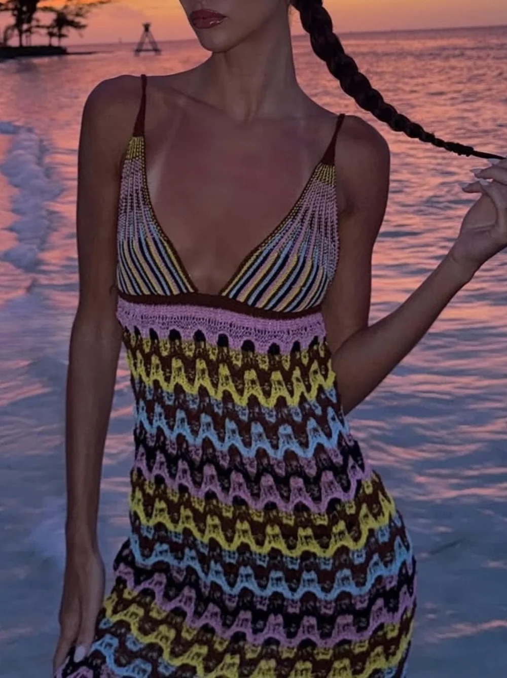 فستان كامي نسائي محبوك مثير بوهو عميق على شكل حرف v موجة طباعة فستان قصير جديد 2025 موضة الصيف الملونة فستان عطلة الشاطئ