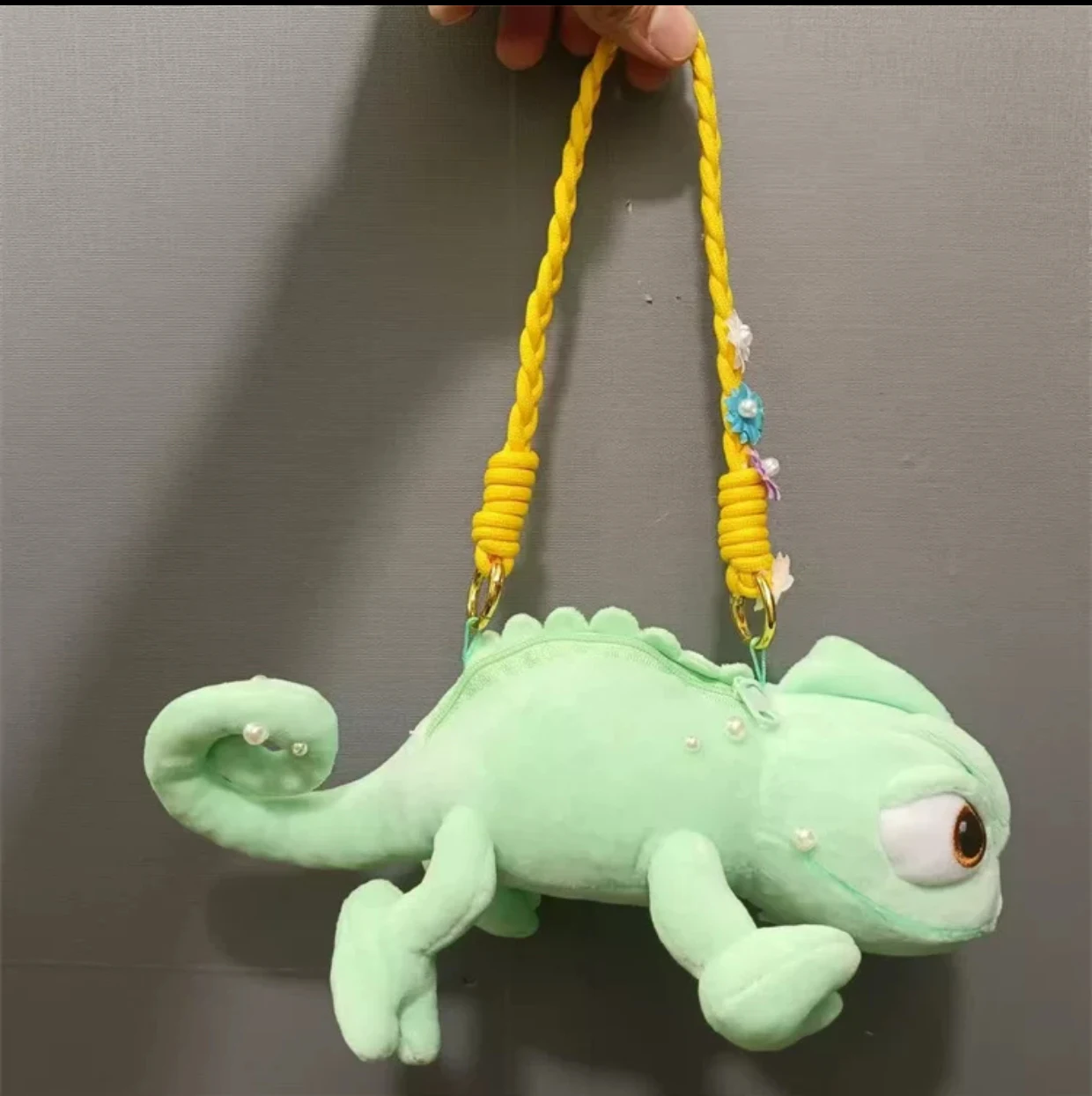 Disney Pearl Pascal Rapunzel Camaleón muñeca bolso cruzado Cartera de felpa