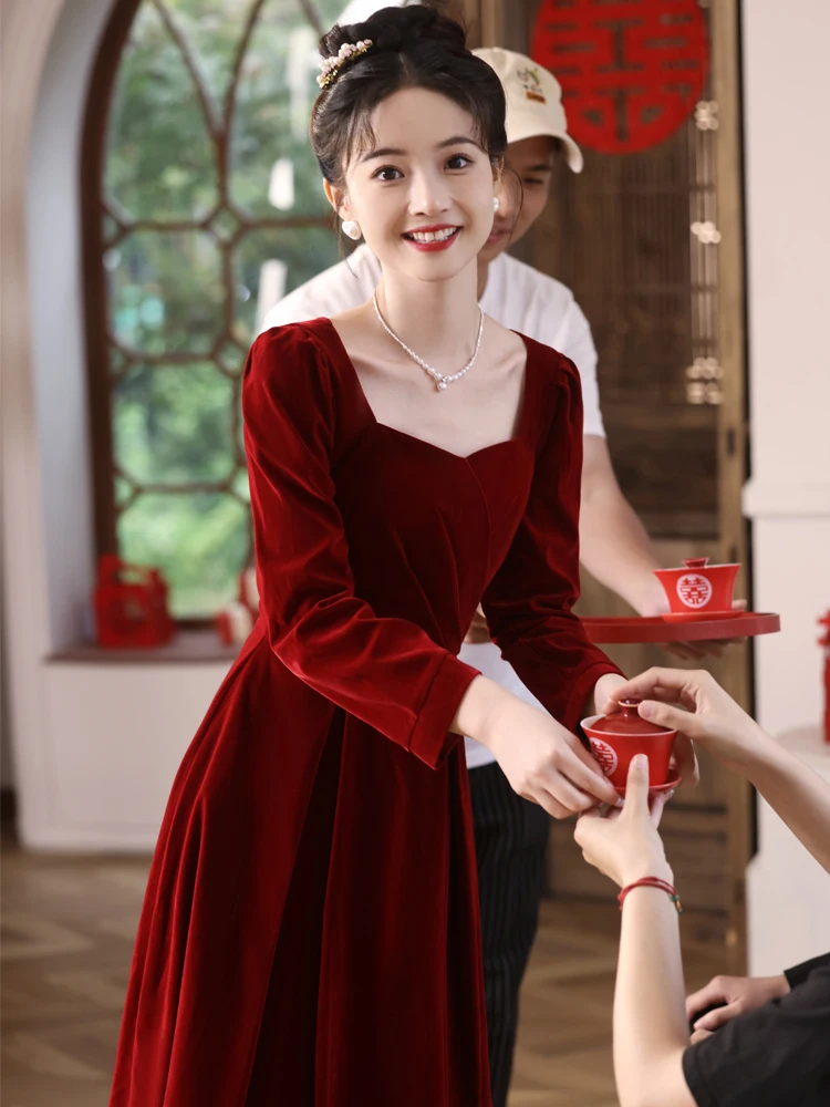 

Ele Velvet Long Sve Wedding Dr for Women Perfect for Banquets Performances And Daily Wear Red Color Small Size Frie...