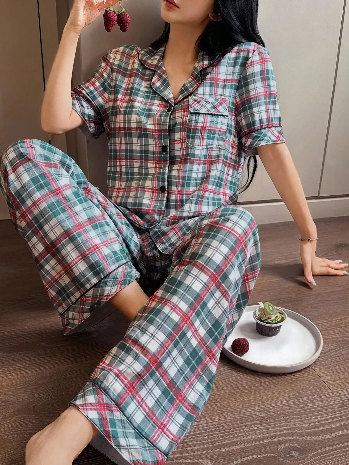 

Женский пижамный комплект с короткими рукавами, клетчатым принтом, отложным воротником и карманом