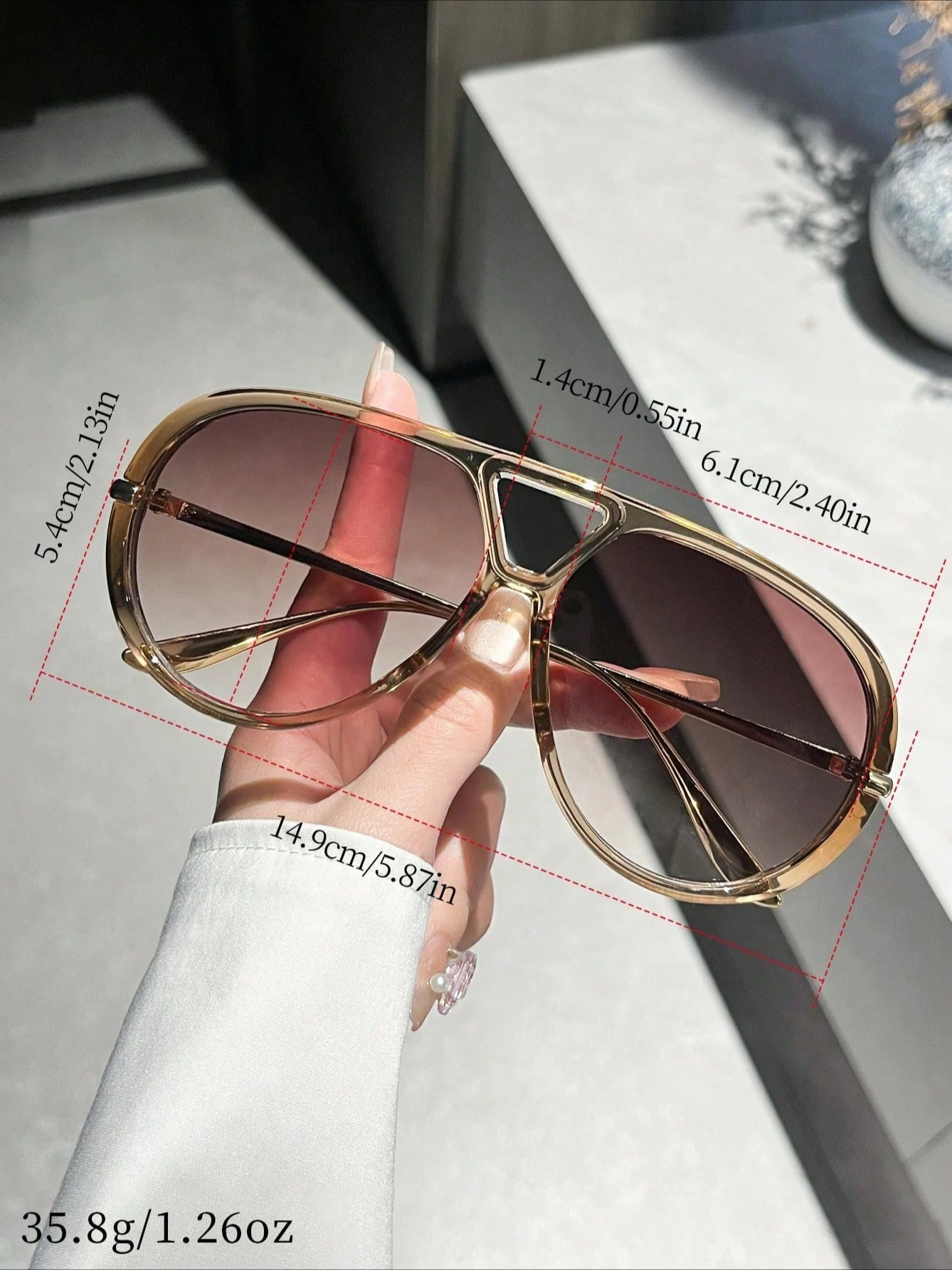 نظارات شمسية كلاسيكية بإطار كبير مزدوج الجسر للجنسين مع إطارات بلون الشمبانيا.